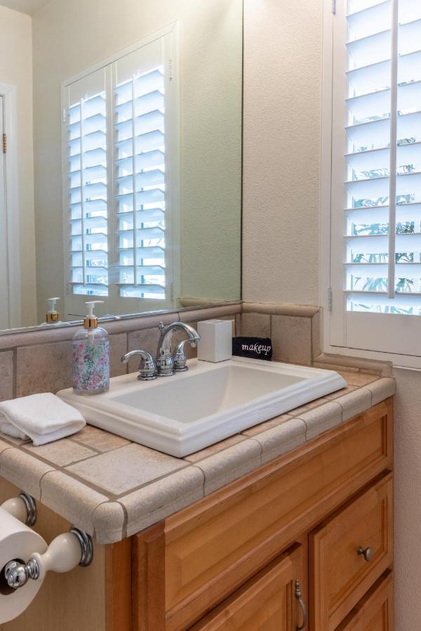 Pousada Stunning, Quiet Pvt Luxe Home! King Bed, Jacuzzi, Fire Pit, Bbq! Beautiful! *